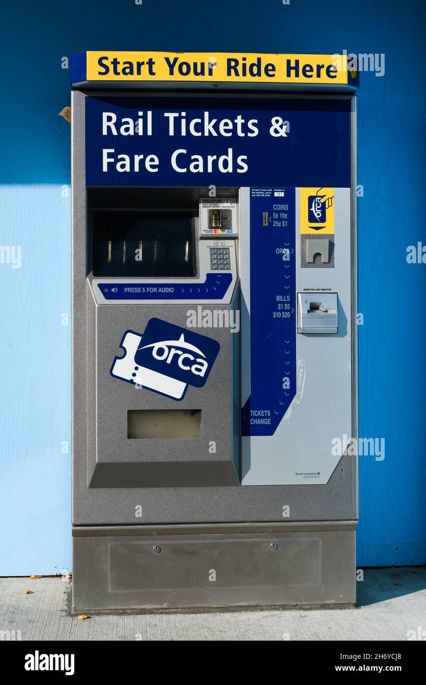 Edmonds, WA, USA - 17. November 2021; Ticketautomat am Bahnhof Edmonds zum Kauf von Bahntickets und Fahrkarten. Eine Orca-Karte wird vorgestellt Stockfoto