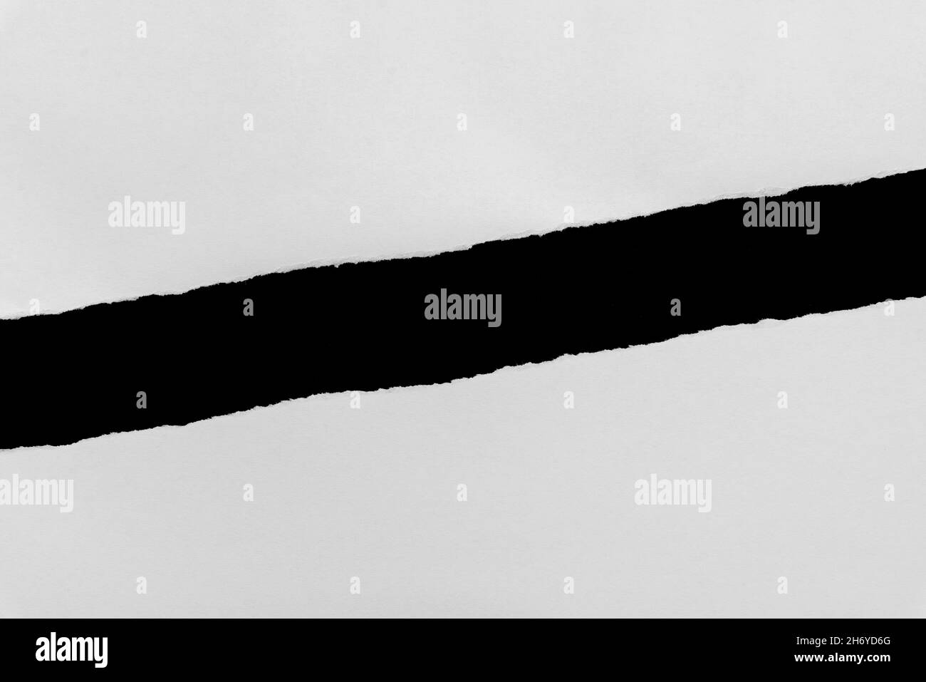 Diagonal zerrissene Linie auf Papier. Schwarzer Hintergrund Stockfoto
