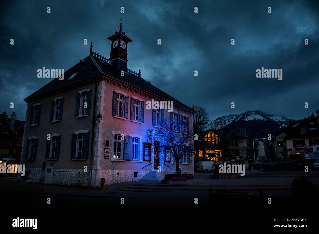 Schönes altes europäisches Gebäude in dunkler Stimmung mit blauem Licht in Villard de Lans, Frankreich Stockfoto