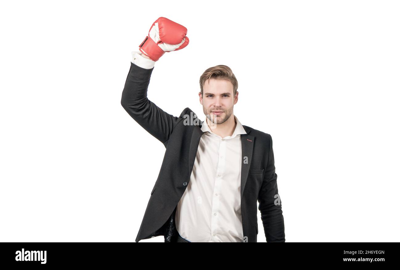 Profi-Sieger im formellen Anzug mit erhobenem Boxhandschuh Stärke Geste isoliert auf weiß, Champion Stockfoto