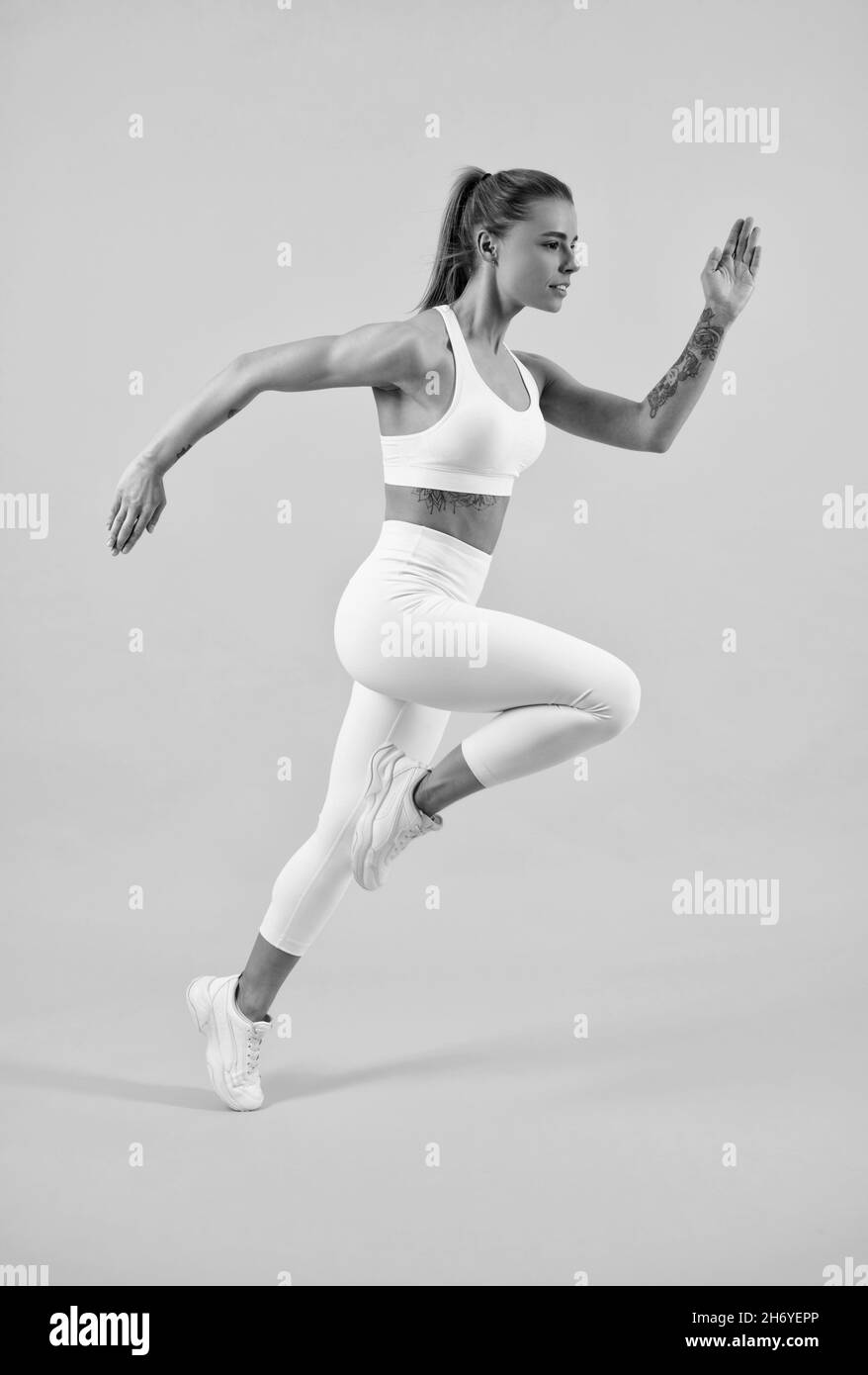 sprinter. Sportlerin schnell laufen, um zu gewinnen. Gesunde Frau springen oder laufen. Stockfoto
