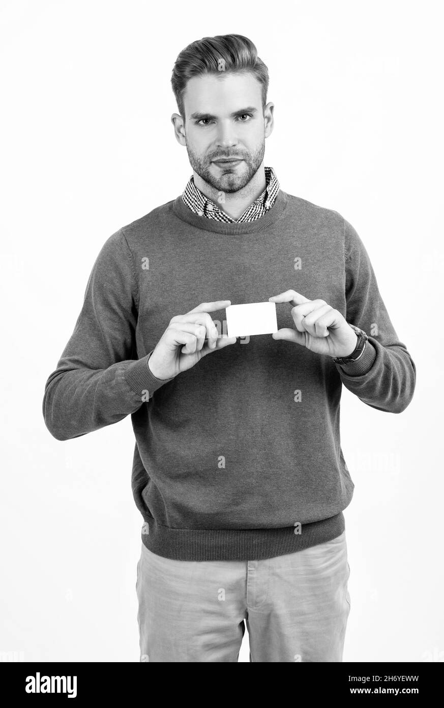 Schöner Mann mit stilvollen Haaren zeigt Debitkarte isoliert auf weiß, Kopierer Platz, Zahlung Stockfoto