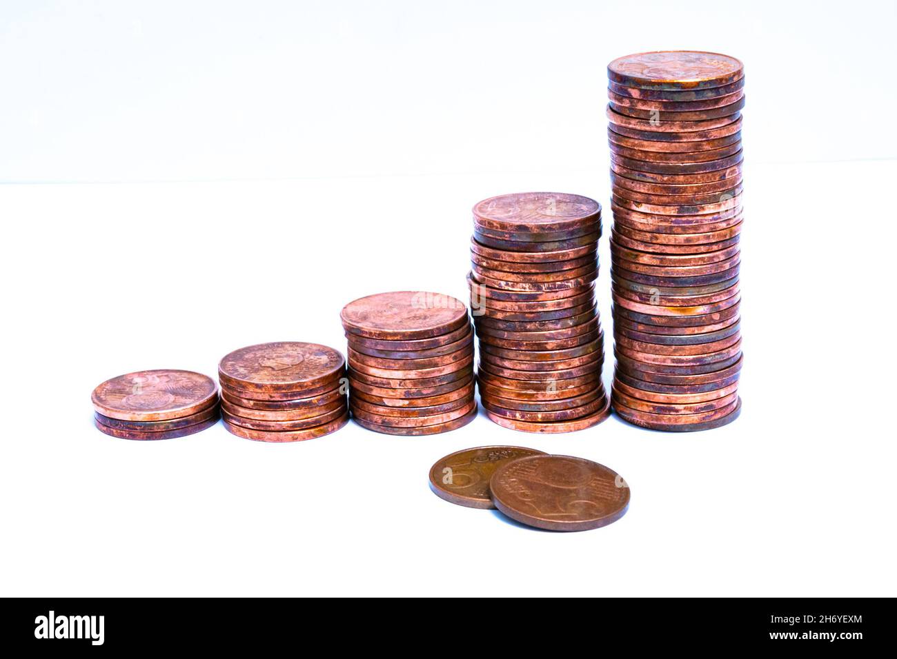 Stapel von Münzen, die allmählich in der Höhe zu erhöhen. Symbolisch für Wirtschaftswachstum oder Inflation. Stockfoto