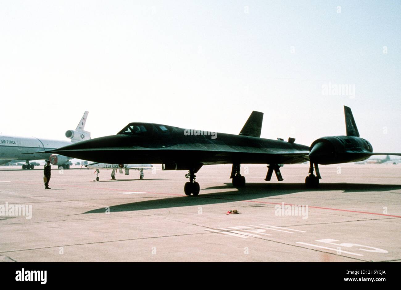 Lockheed SR-71 wird nach der Landung auf der March Air Force Base in Kalifornien in Position gebracht Stockfoto