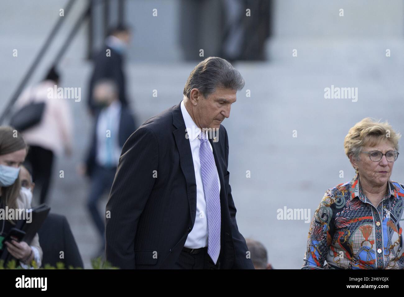 Washington, Usa. November 2021. Der US-Senator Joe Manchin III verlässt den Westflügel des Weißen Hauses, um an einer Veranstaltung in Washington, DC, am Donnerstag, dem 18. November 2021 teilzunehmen. Foto von Chris Kleponis/UPI Kredit: UPI/Alamy Live News Stockfoto