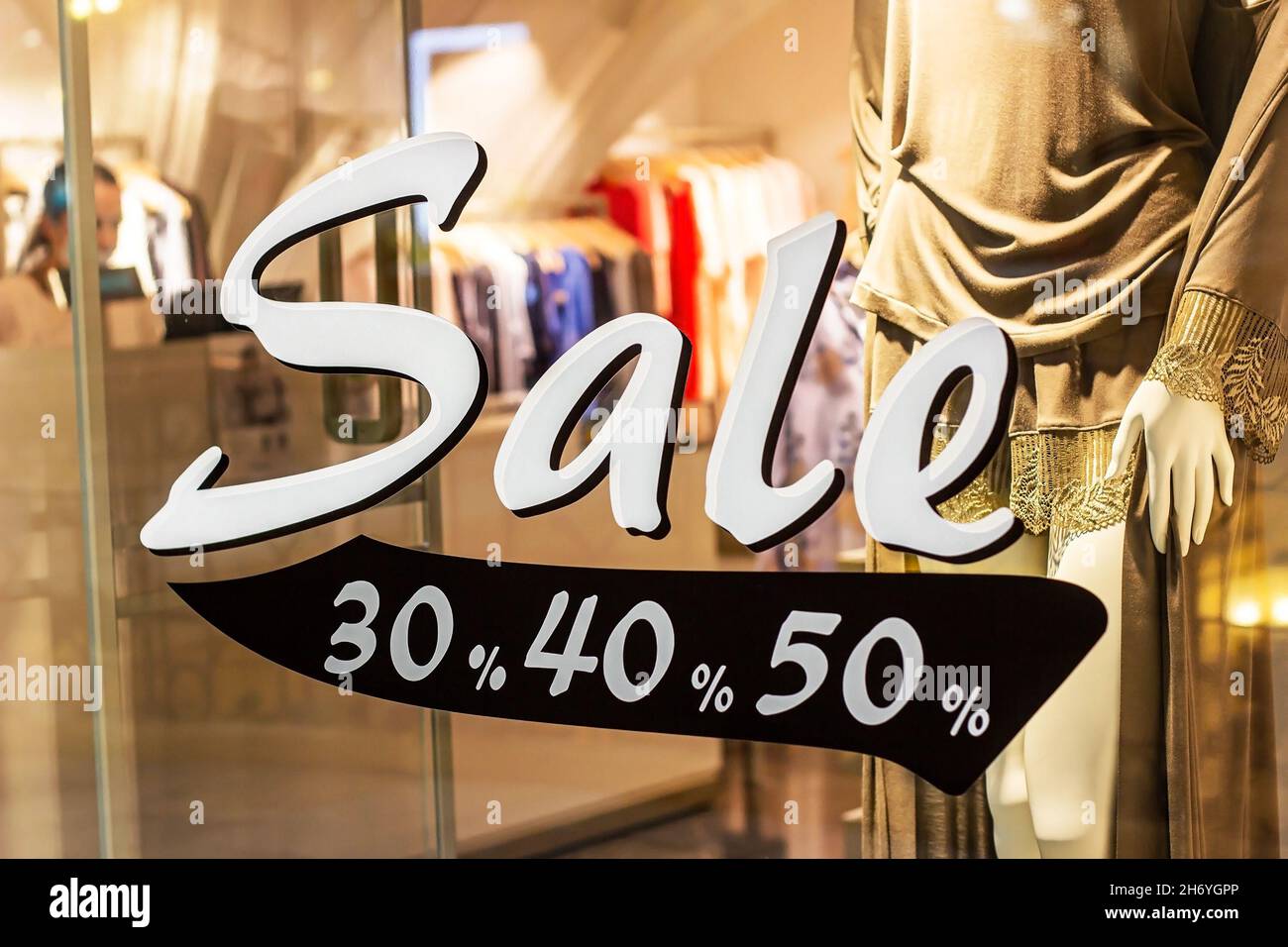 Schaufenster des Bekleidungsladens mit großem White-Word-Verkauf im Einkaufszentrum. Stockfoto