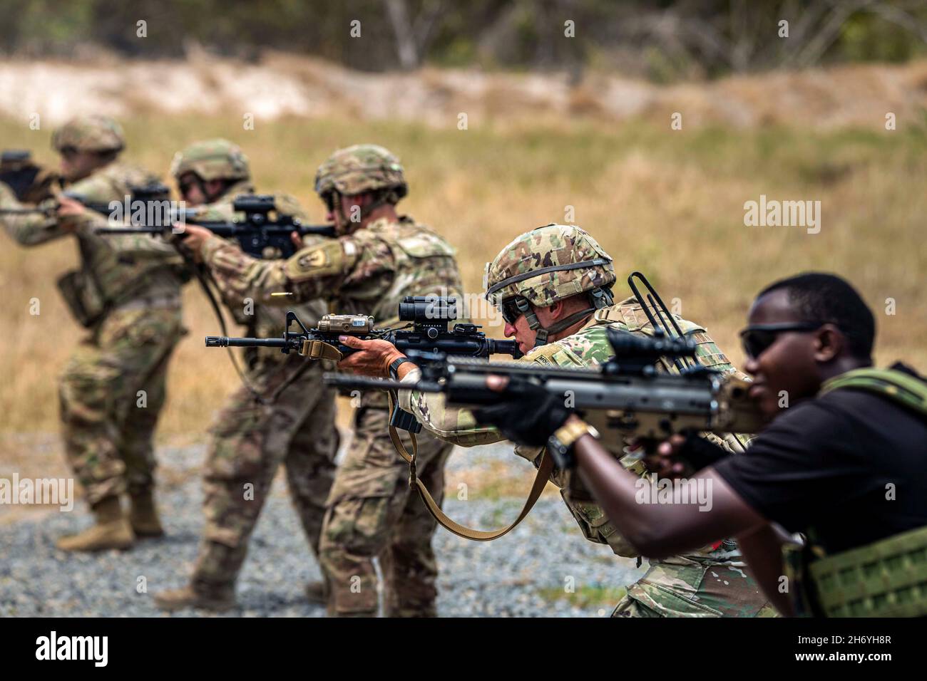 Manda Bay, Kenia. Okt. 2021. Soldaten der US-Armee, C Company, 1-102. Infanterie-Regiment (Berg), Task Force Iron Grey, kombinierte Joint Task Force ''' Horn of Africa (CJTF-HOA), führen vor dem Camp Simba in Manda Bay, Kenia, am 29. Oktober 2021 Schussübungen mit den kenianischen Verteidigungsstreitkräften durch. Die Schulung bildet den Rahmen für stärker integrierte Operationen in Kenia. Die kombinierte Gemeinsame Task Force - Horn von Afrika baut kontinuierlich Partnerschaften in ganz Ostafrika auf, die dazu beitragen, die Expansion gewalttätiger extremistischer Organisationen zu verhindern. (Bild: © US Air Force/ZUMA Press Wire Ser Stockfoto