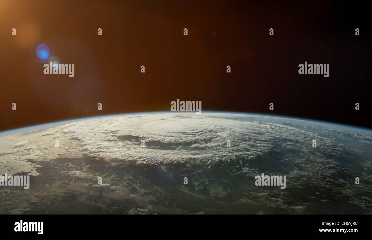 Satellitenbild eines tropischen Wirbelsturms. Elemente dieses Bildes, die von der NASA eingerichtet wurden. Stockfoto