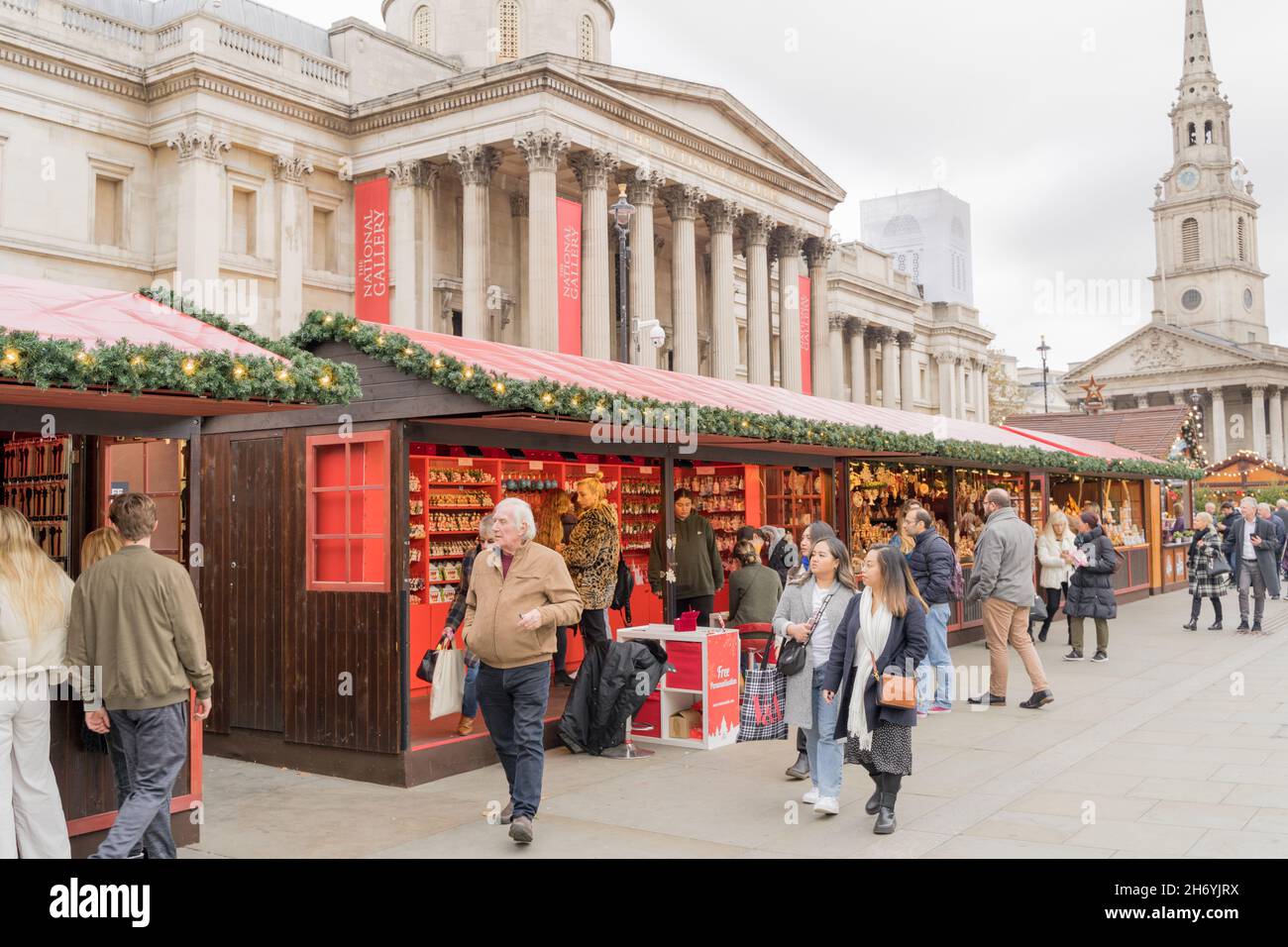 Der Weihnachtsmarkt vor der National Gallery am Trafalgar Square ist voller Kunden, Touristen und Einkäufern London England Stockfoto