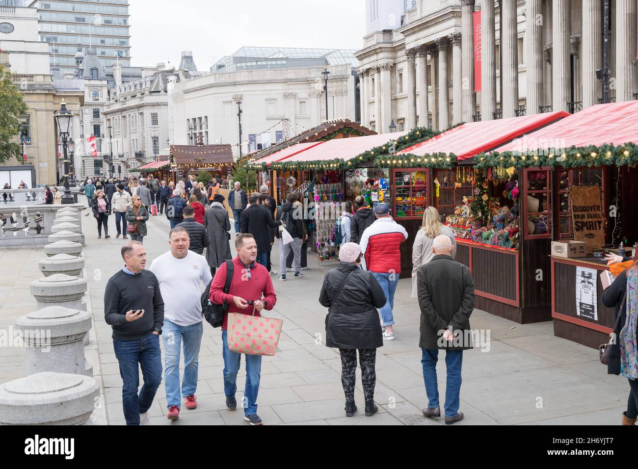 Der Weihnachtsmarkt vor der National Gallery am Trafalgar Square ist voller Kunden, Touristen und Einkäufern London England Stockfoto