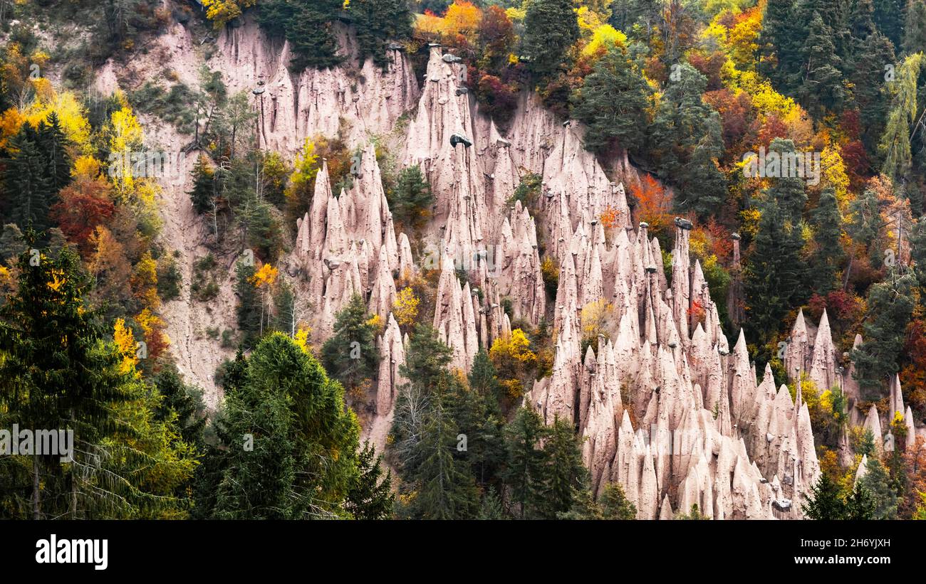 Malerischer Blick auf natürliche Erdpyramiden in der Herbstsaison. Ritten, Ritten, Dolomiten, Südtirol, Italien Stockfoto