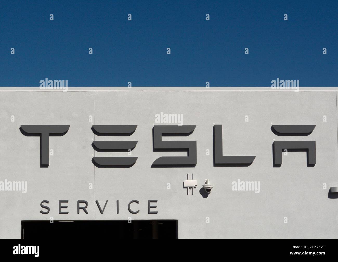 Tesla-Logo und Beschilderung auf der Außenseite eines Tesla-Händlerbetriebs und einer Servicewerkstatt in Santa Fe, New Mexico. Stockfoto