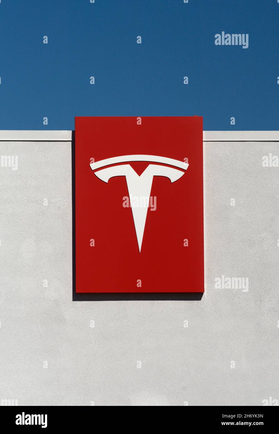 Tesla-Logo und Beschilderung auf der Außenseite eines Tesla-Händlerbetriebs und einer Servicewerkstatt in Santa Fe, New Mexico. Stockfoto