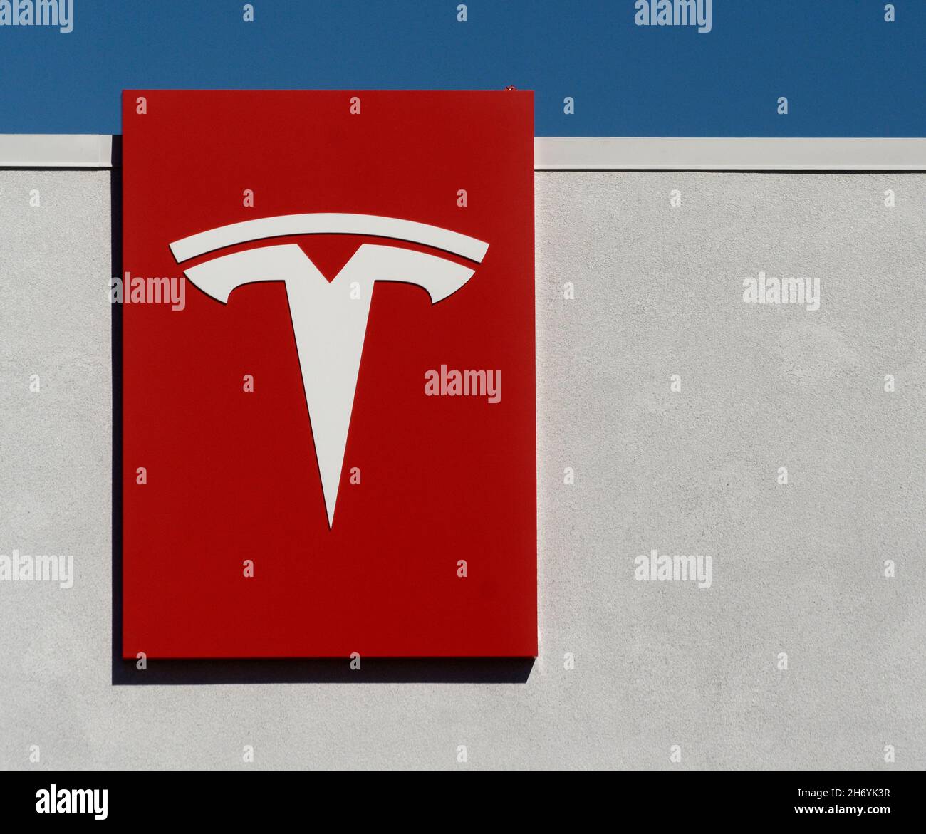 Tesla-Logo und Beschilderung auf der Außenseite eines Tesla-Händlerbetriebs und einer Servicewerkstatt in Santa Fe, New Mexico. Stockfoto