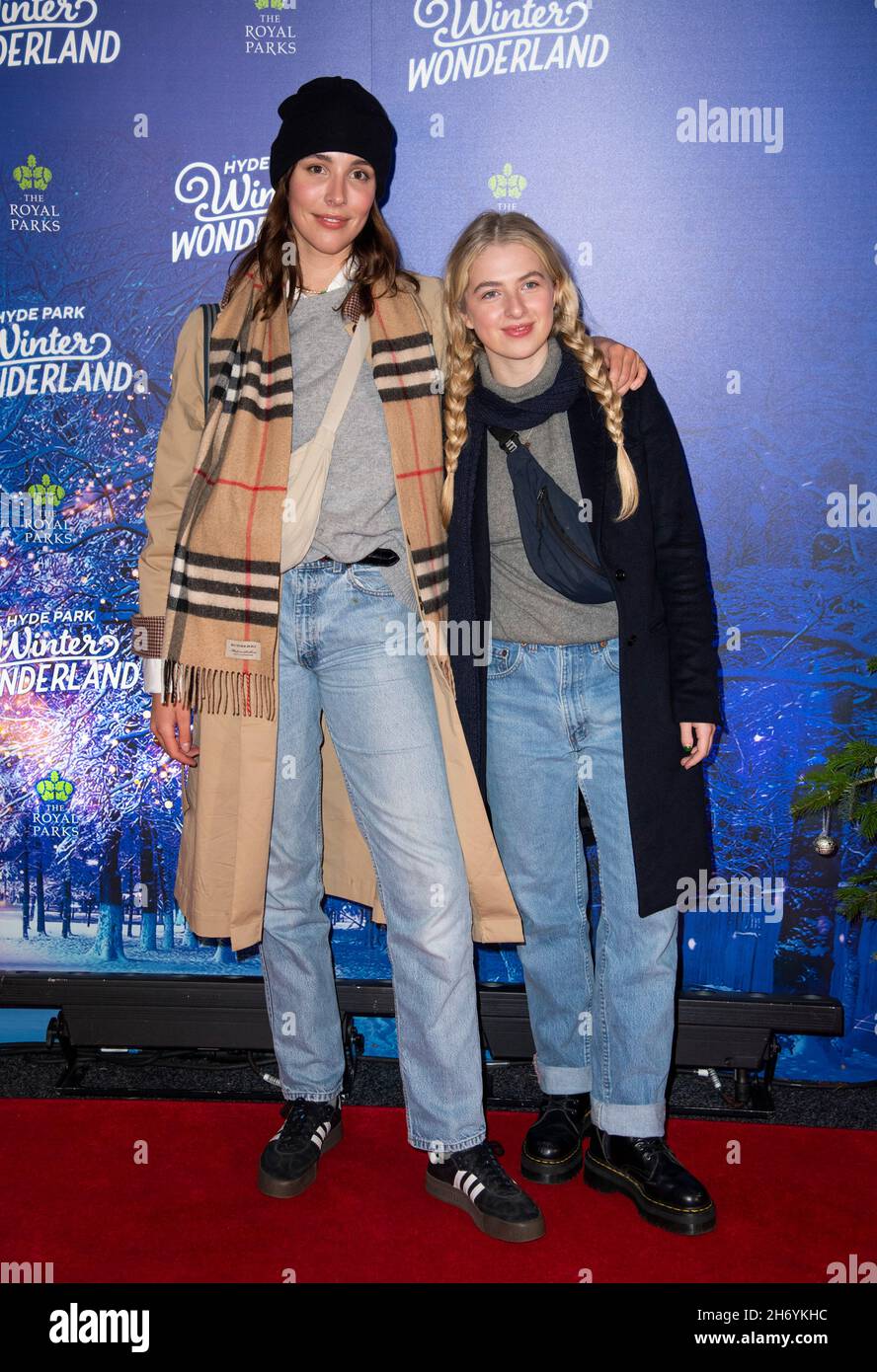 London, Großbritannien. 18th. November 2021. LONDON, ENGLAND - 18. NOVEMBER: Anais Gallagher (R) nimmt am 18th. November 2021 am VIP Preview Evening des Hyde Park Winter Wonderland im Hyde Park in London, England, Teil. Foto Gary Mitchell/Alamy Live News Stockfoto