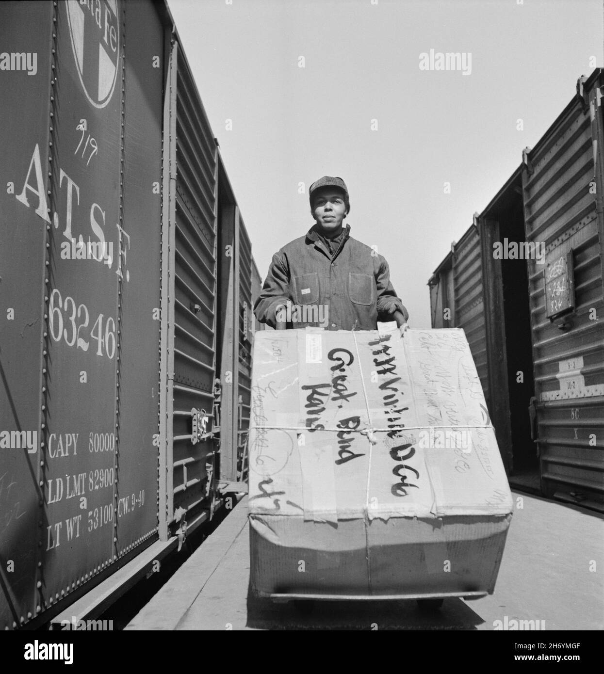 Hortense W. Thompson, eine von mehreren Frachtenhandlern, die bei Atchison, Topeka und Santa Fe Freight Depot, Kansas City, Missouri, USA, beschäftigt sind, Jack Delano, U.S. Farm Security Administration, U.S. Office of war Information Photograph Collection, März 1943 Stockfoto