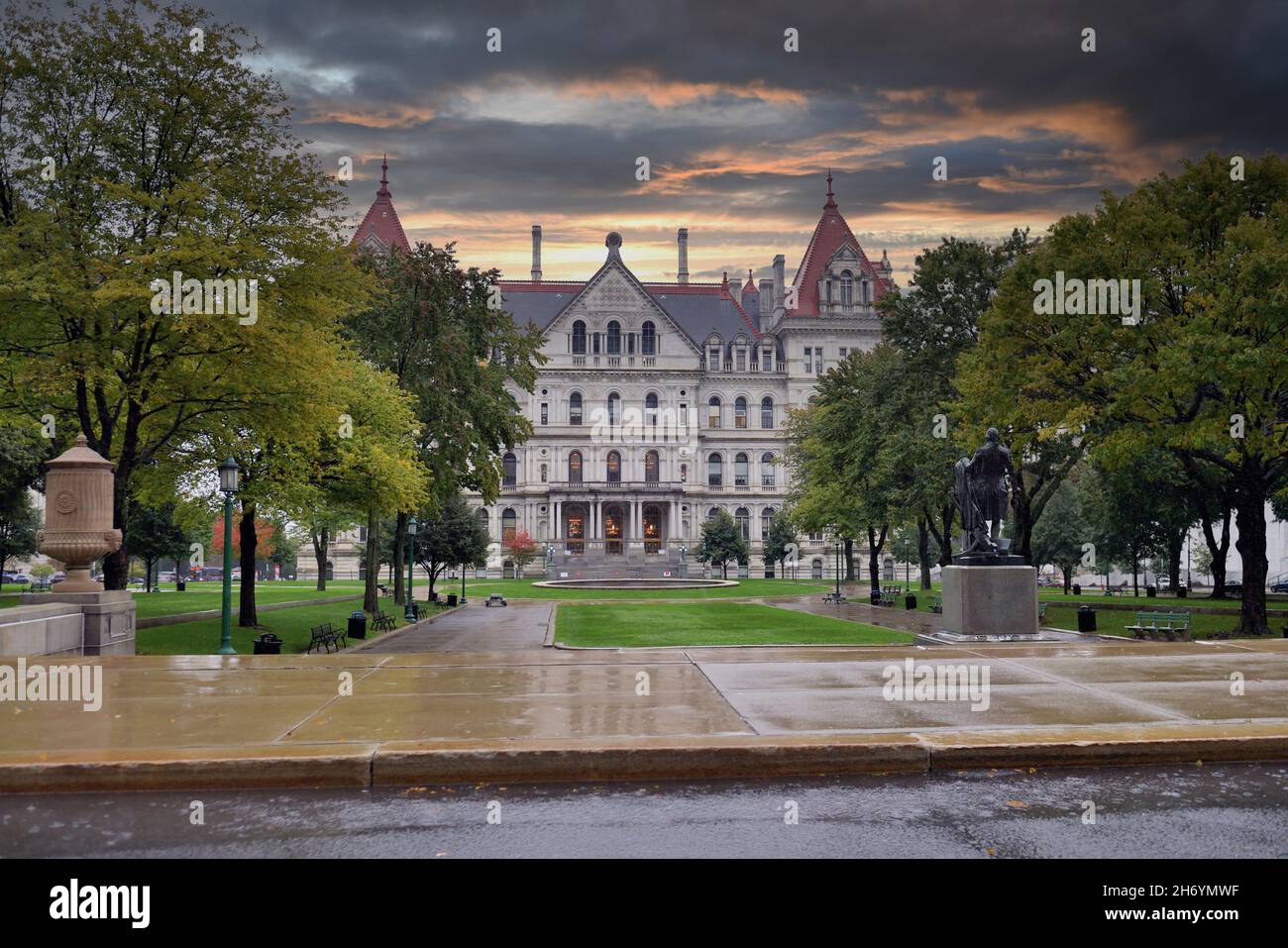 Albany, New York, USA. Das New York State Capitol Building, das Teil des Empire State Plaza Komplexes im Capitol Park ist. Stockfoto