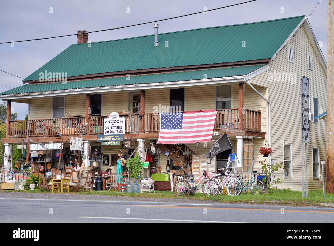 Duanesburg, New York, USA. Ein Antiquitätenladen entlang der Straße in der kleinen Gemeinde Duanesburg im Bundesstaat New York. Stockfoto