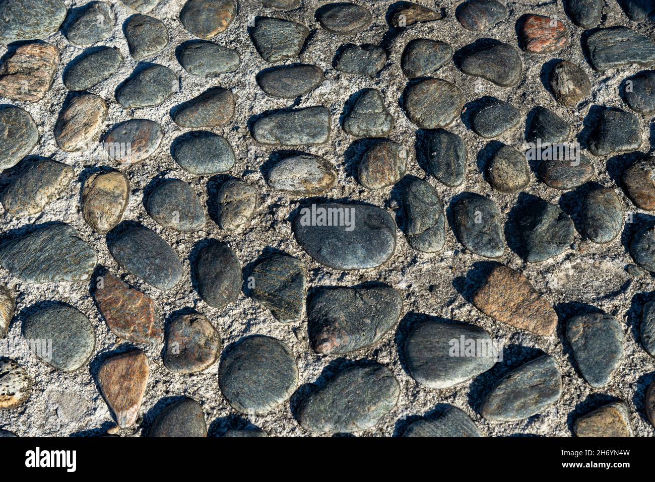 Nahaufnahme Textur von Steinen mit Zement platziert. Salvador, Bahia, Brasilien. Stockfoto