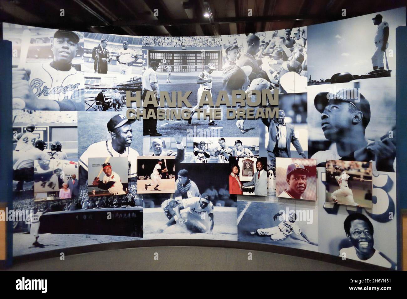 Cooperstown, New York, USA. Eine Innenausstellung zu Ehren von Hank Aaron in der National Baseball Hall of Fame and Museum. Stockfoto