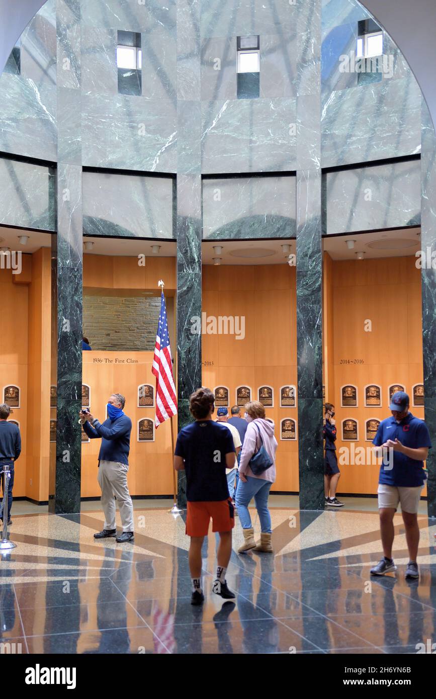 Cooperstown, New York, USA. Besucher der Spielergalerie in der National Baseball Hall of Fame and Museum. Stockfoto