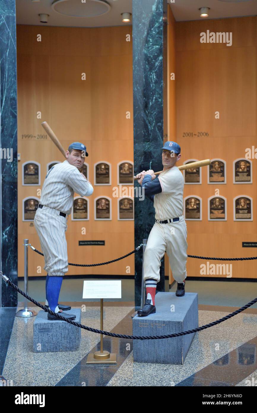 Cooperstown, New York, USA. Statuen von Babe Ruth und Ted Williams in der Spielergalerie in der National Baseball Hall of Fame and Museum. Stockfoto