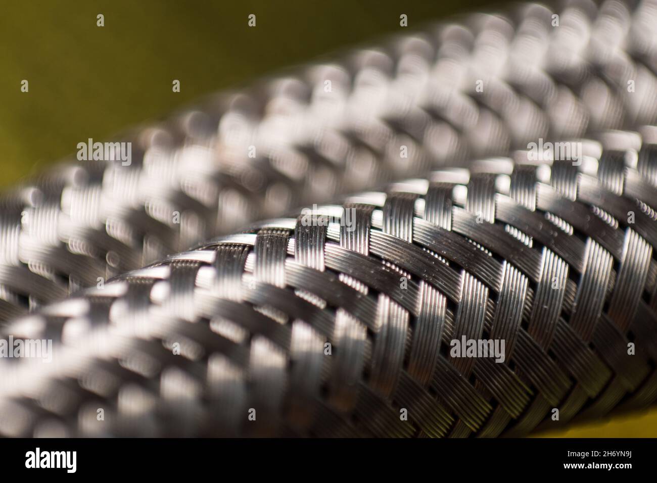 Makro aus Metall-Kabelstruktur mit goldenem Hintergrund Stockfoto