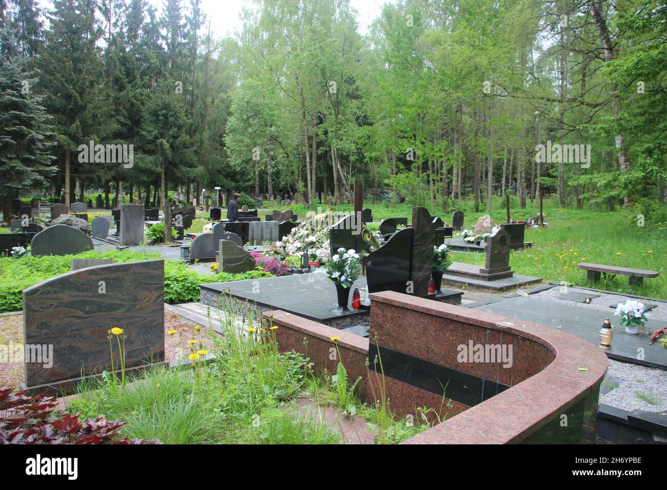 Alte Grabsteine auf einem Friedhof. Leben und Tod Konzept Stockfoto
