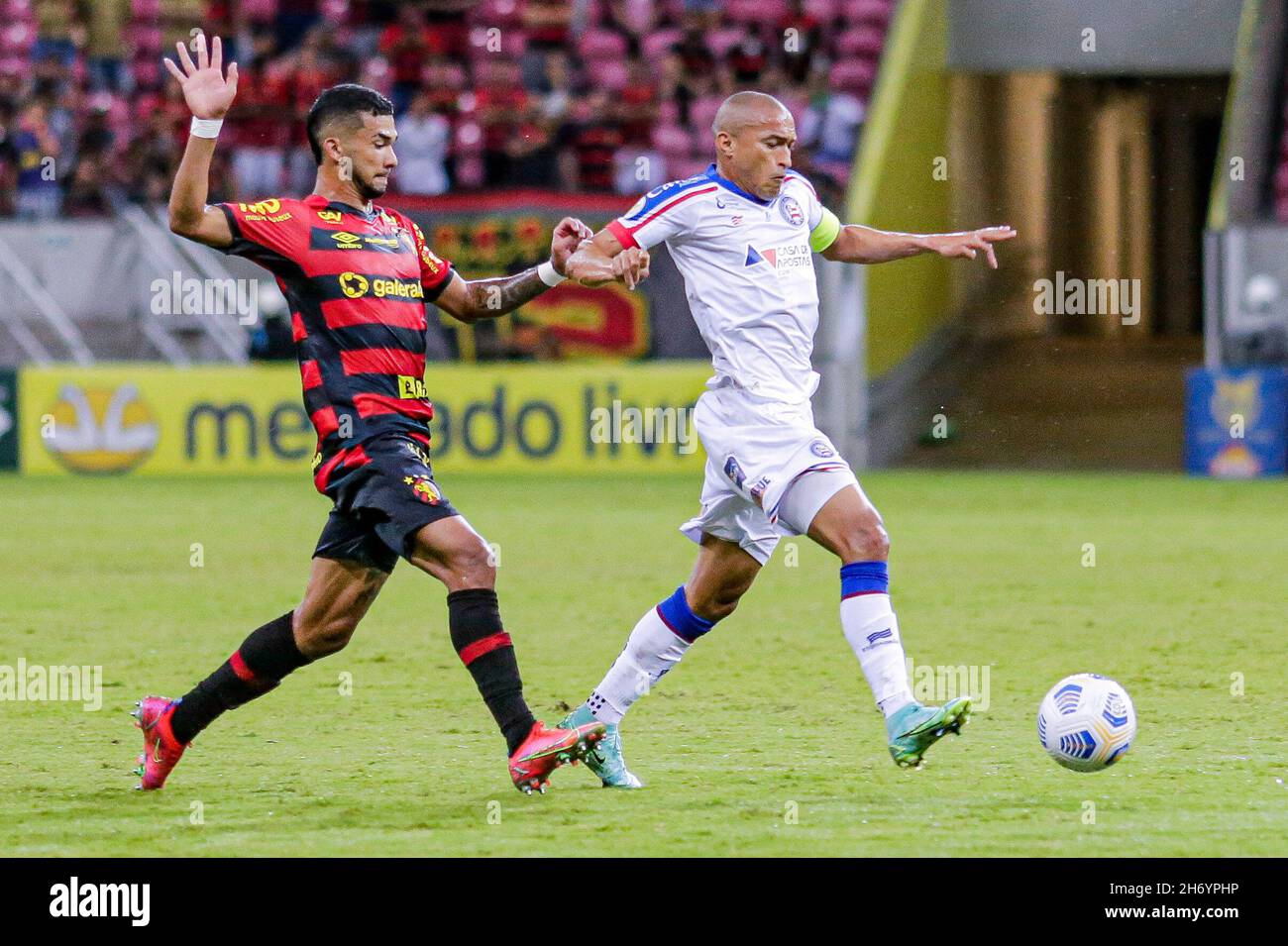 Recife, Brasilien. November 2021. PE - Recife - 11/18/2021 - BRASILIANISCH 2021 bestreitet SPORT X BAHIA - Gustavo, ein Sportspieler, ein Gebot mit Nino Paraiba, einem Bahia-Spieler während eines Spiels im Stadion der Arena Pernambuco für die brasilianische A 2021-Meisterschaft. Foto: Rafael Vieira/AGIF/Sipa USA Quelle: SIPA USA/Alamy Live News Stockfoto