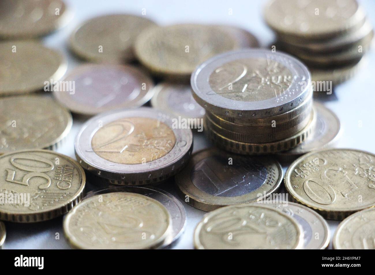 Euro-Münzen auf einem hölzernen Hintergrund. Geschäfts- und Finanzkonzept Stockfoto