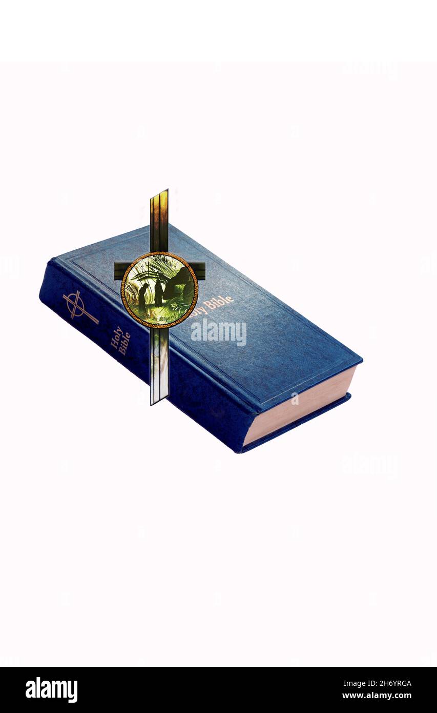 Bibel und Kreuz mit Textraum. Er ist auferstandene Worte auf dem Buntglaskreuz. Das Kreuz ist ein Symbol für Jesus, der am Kreuz stirbt. Stockfoto