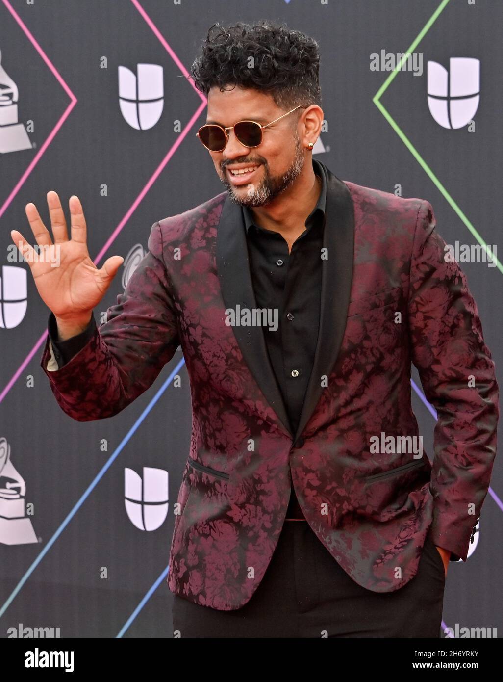 Nevada, Usa. 18th. November 2021. Wizzmer kommt am Donnerstag, den 18. November 2021, zu den Latin Grammy Awards 22nd in der MGM Garden Arena in Las Vegas, Nevada, an. Foto von Jim Ruymen/UPI Credit: UPI/Alamy Live News Stockfoto