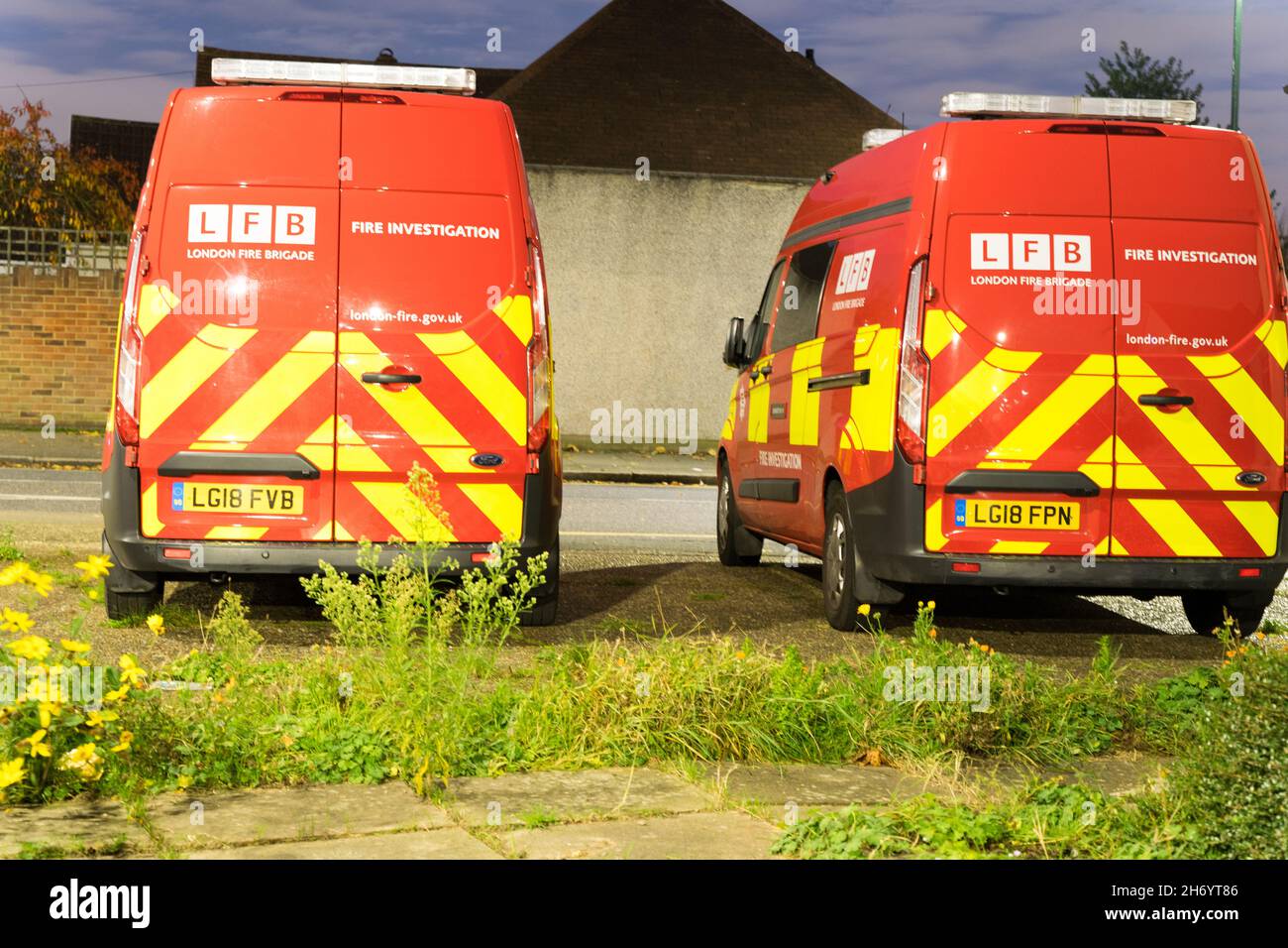 Bexleyheath London 19th Nov 2021: Frauen und Kinder starben bei einem Hausbrand an der Hamilton Road im Südosten Londons, wo sie sagten, dass sechs Feuerwehrfahrzeuge und rund 40 Feuerwehrleute gerufen wurden. Die Polizei stellt die Straße ab, während die Untersuchung der Brandursache im Gange ist. Quelle: Xiu Bao/Alamy Live News Stockfoto