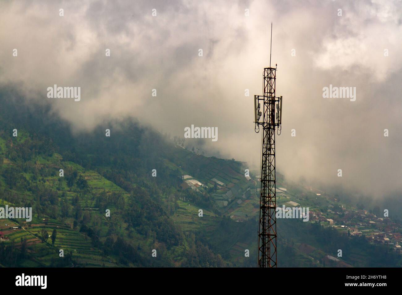 Die Basis-Transceiver-Station hat unterentwickelte Gebiete erreicht, um das Telekommunikationssignal zu öffnen. Selo, Boyolali Central Java. Stockfoto