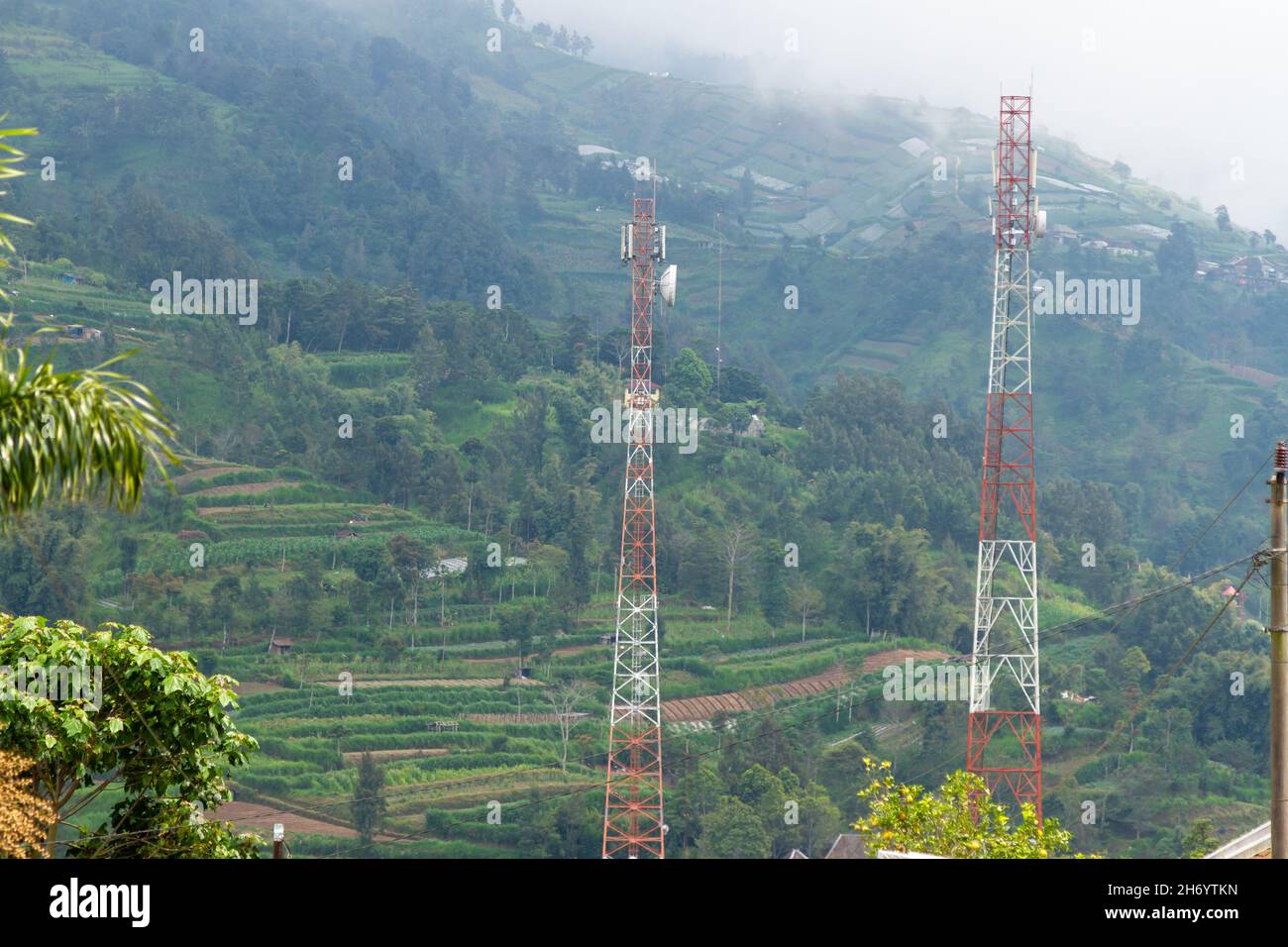 Die Basis-Transceiver-Station hat unterentwickelte Gebiete erreicht, um das Telekommunikationssignal zu öffnen. Selo, Boyolali Central Java. Stockfoto