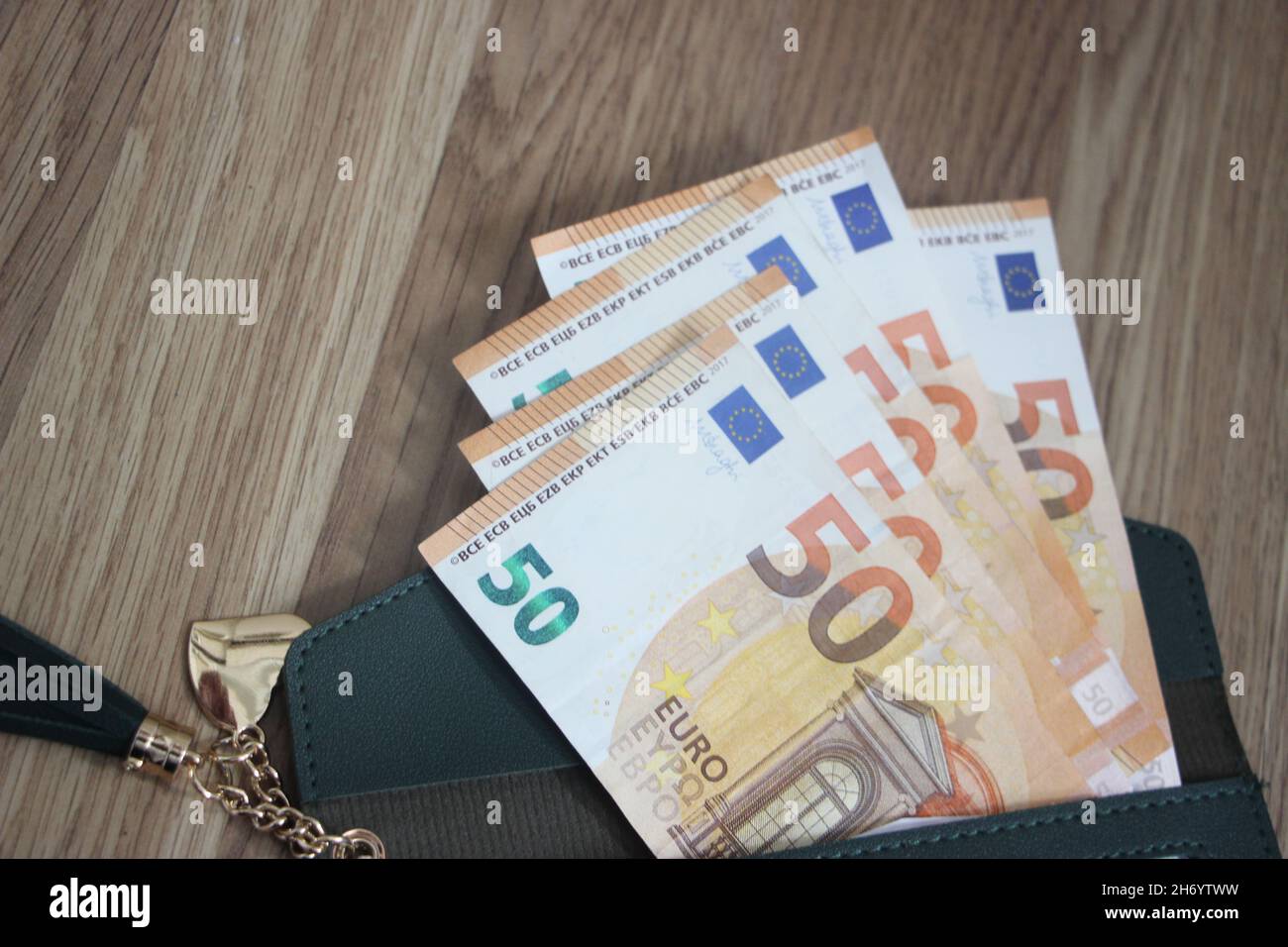 Fünfzig Euro-Banknoten auf einem Tisch verteilt. Geld, Finanzen Geschäftskonzept Stockfoto