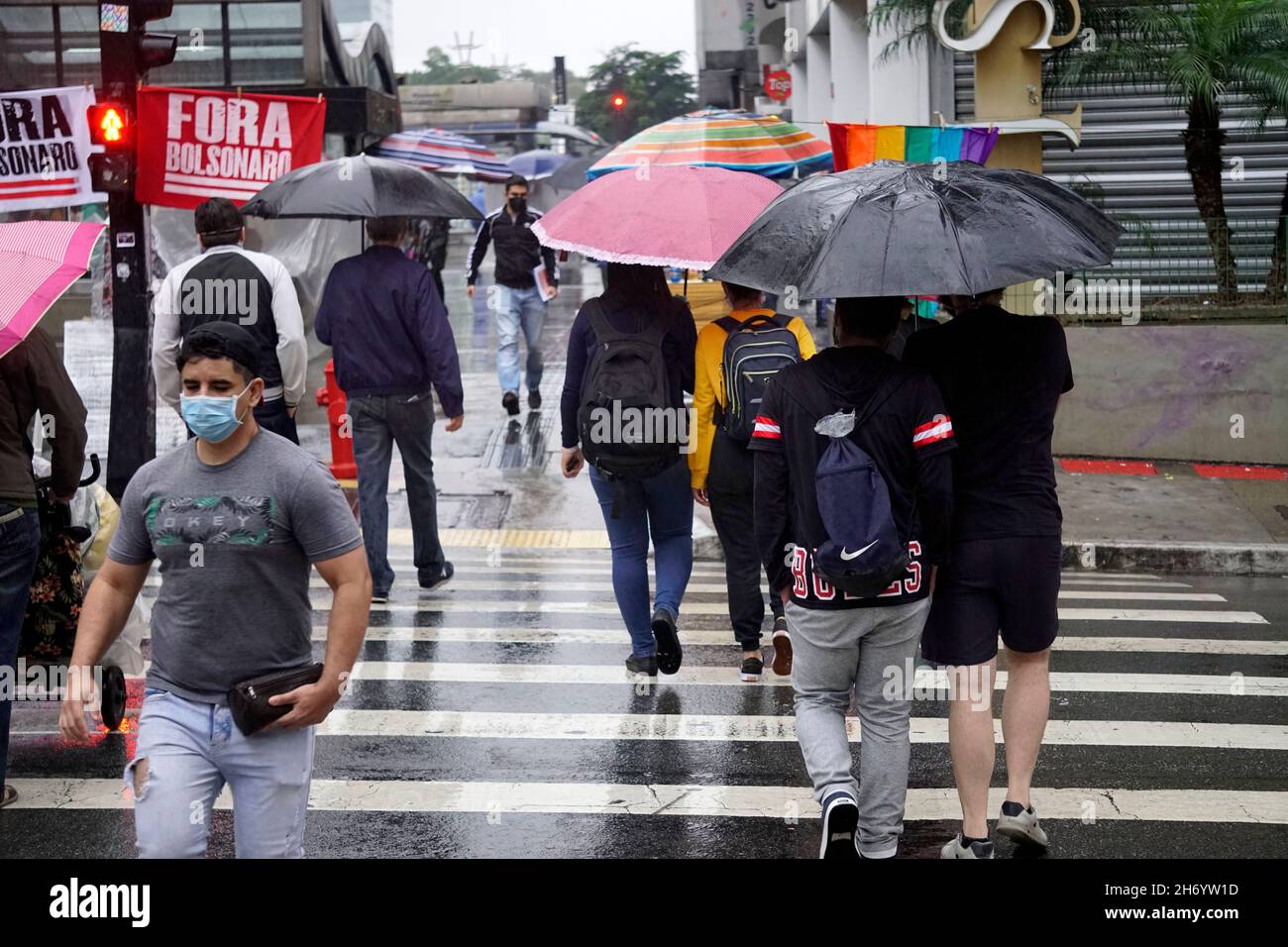 18. November 2021: SÃƒO PAULO SP 18112021 CLIMA TEMPO Pedestres enfrentam chuva na.regiÃ£o da Avenida Paulista na tarde desto quinta (18) em SÃ£o Paulo. (Bild: © Cris FAGA/ZUMA Press Wire) Stockfoto