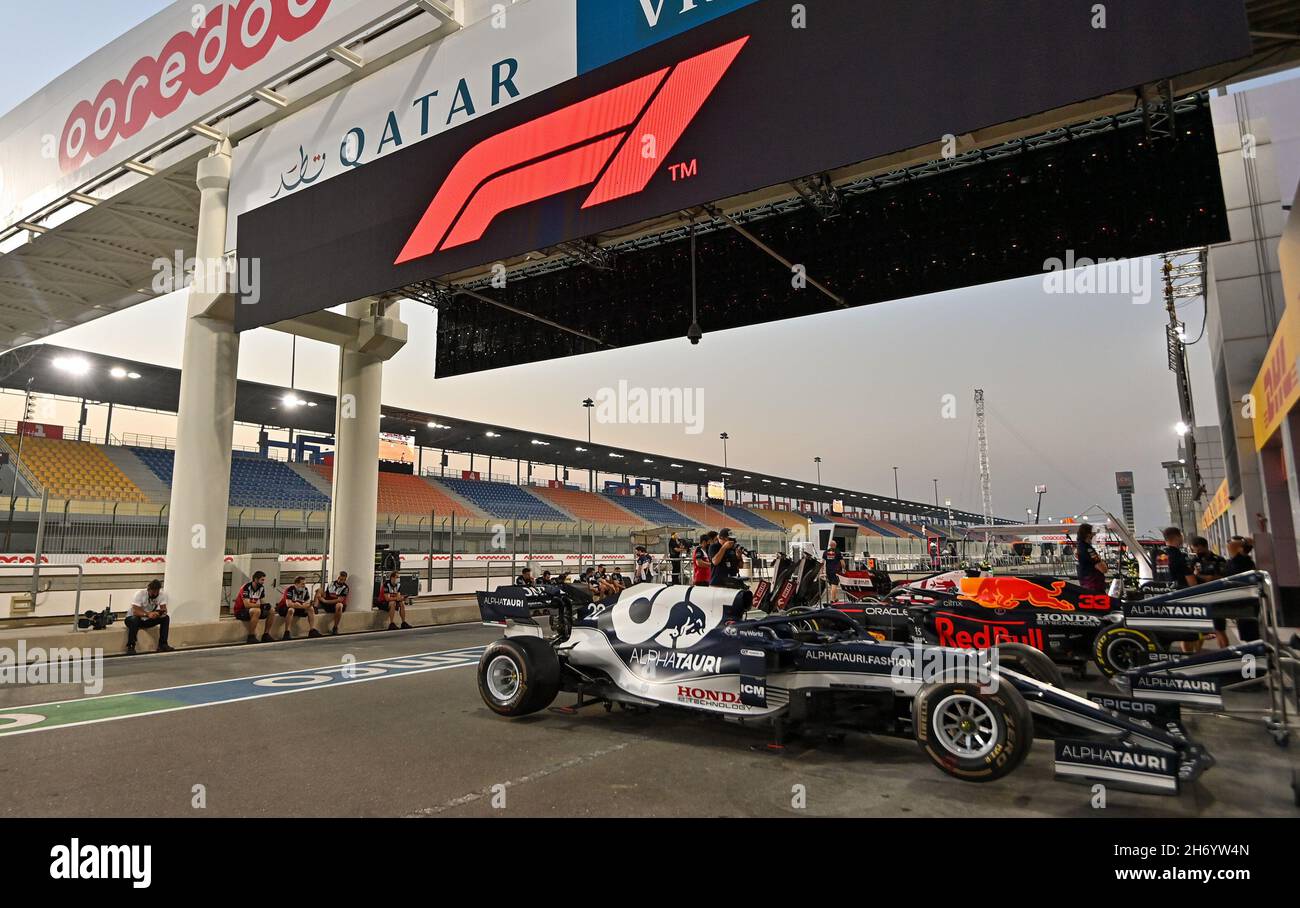 Doha, Katar. 18th. November 2021. Ein Überblick über die Boxengasse vor dem Formel-1-Grand-Prix von Katar auf dem Losail International Circuit in Doha, Katar, 18. November 2021. Kredit: Nikku/Xinhua/Alamy Live Nachrichten Stockfoto