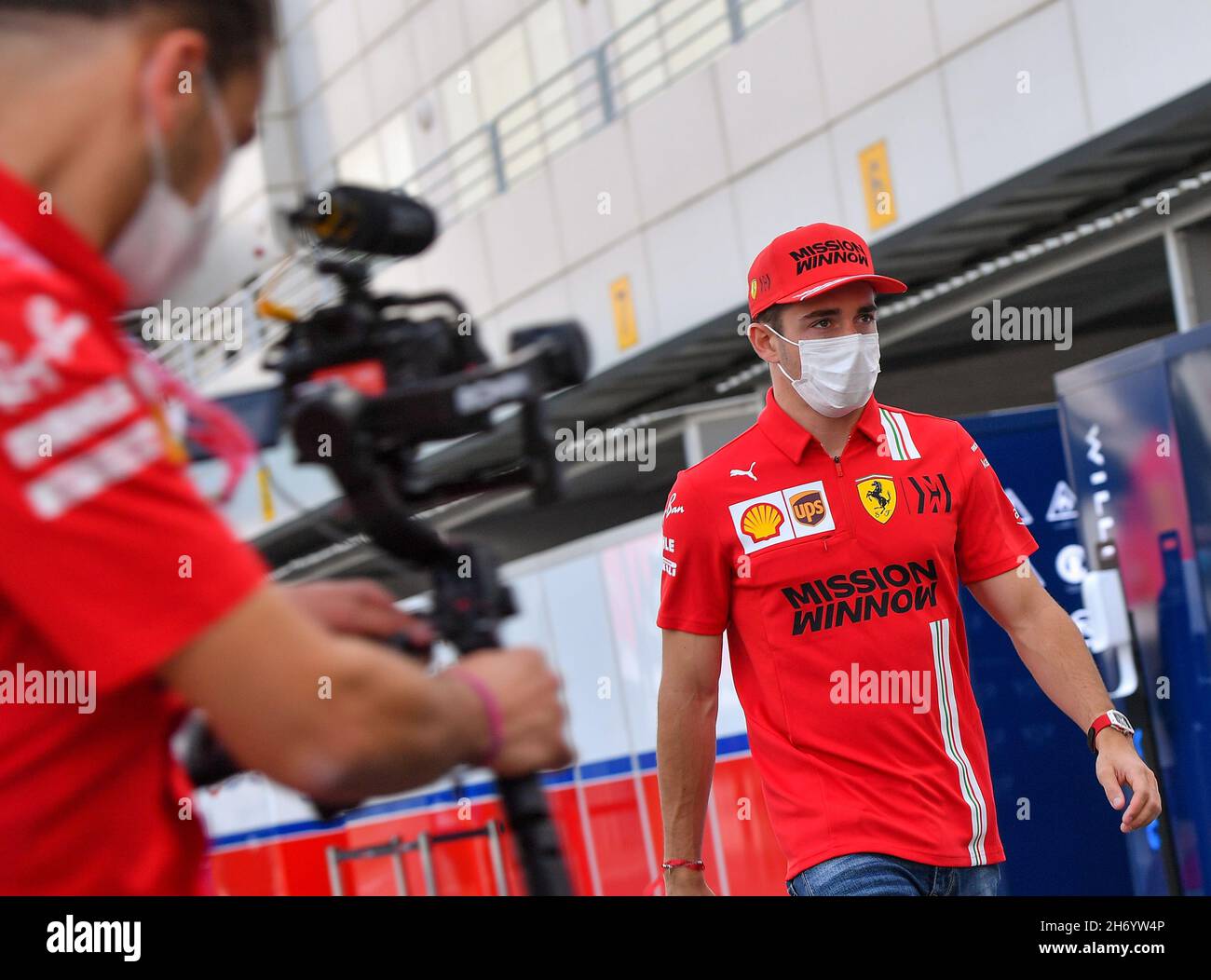Doha, Katar. 18th. November 2021. Der Scuderia Ferrari Mission-Gewinner Charles Leclerc aus Monaco geht auf dem Losail International Circuit durch das Fahrerlager vor dem Formel-1-Grand-Prix von Katar in Doha, Katar, 18. November 2021. Kredit: Nikku/Xinhua/Alamy Live Nachrichten Stockfoto