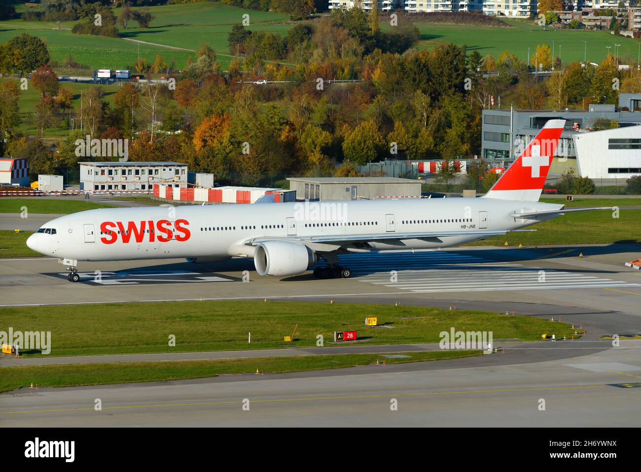 Swiss Airlines Boeing 777 vor Abflug vom Flughafen Zürich. Flugzeug 777-300ER von Swiss Air Lines am Flughafen Kloten. Stockfoto