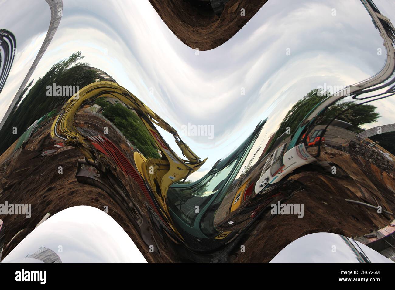Abstrakte Stadtgebäude Reflexionen in gewelltem Wasser Hintergrund Stockfoto