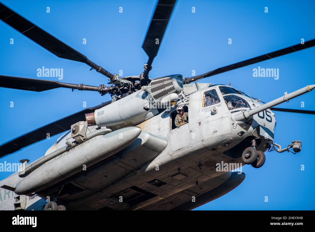 Ein Hubschrauber des Marine Corps CH-53 „Sea Hengst“ landet auf der Luftwaffenbasis Moody, Georgia, 16. November 2021. 820th Base Defence Group Airmen führten zusammen mit Soldaten der Nationalgarde der Georgia Army und Mitgliedern des Marine Corps CH-53 Hubschrauber-Teams Flugoperationstrainings durch, um Taktiken, Techniken und Verfahren aus drei militärischen Bereichen auszutauschen und die Fähigkeiten der gemeinsamen agilen Einsatzmission zu stärken. (USA Luftwaffe Foto von 1st LT. Katie Tamesis) Stockfoto