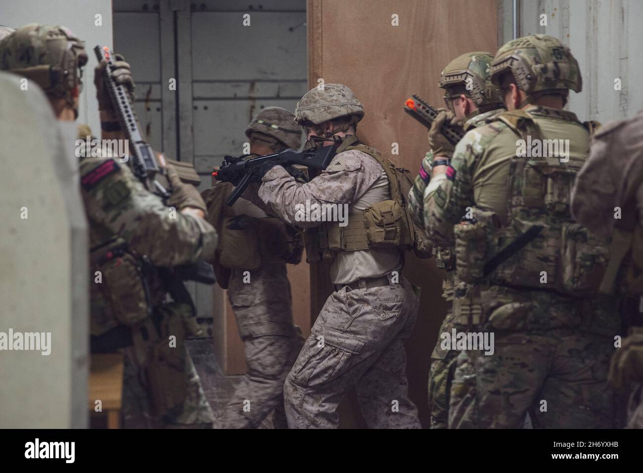 UNTERSTÜTZUNG DER MARINE BAHRAIN (NOV 16, 2021) – US-Marineinfanteristen, die dem Central Command (FASTCENT) des Flotten-Anti-Terrorismus-Sicherheitsteams zugewiesen wurden, und Royal Marines, die 42 Commando, Royal Marine Boat Team (RMBT), Machen Sie sich auf den Weg, während Sie bei den Patrouillen der US-Küstenwache in der Trainingseinrichtung des Teams für das maritime Engagement in Südwestasien an Bord der Naval Support Activity trainieren, Bahrain, 16. November. FASTCENT stellt Botschaften, Konsulaten und anderen wichtigen nationalen Vermögenswerten im gesamten Verantwortungsbereich des US Central Command Expeditions- und Sicherheitskräfte zur Verfügung. (U. Stockfoto UNTERSTÜTZUNG DER MARINE BAHRAIN (NOV 16, 2021) – US-Marineinfanteristen, die dem Central Command (FASTCENT) des Flotten-Anti-Terrorismus-Sicherheitsteams zugewiesen wurden, und Royal Marines, die 42 Commando, Royal Marine Boat Team (RMBT), Machen Sie sich auf den Weg, während Sie bei den Patrouillen der US-Küstenwache in der Trainingseinrichtung des Teams für das maritime Engagement in Südwestasien an Bord der Naval Support Activity trainieren, Bahrain, 16. November. FASTCENT stellt Botschaften, Konsulaten und anderen wichtigen nationalen Vermögenswerten im gesamten Verantwortungsbereich des US Central Command Expeditions- und Sicherheitskräfte zur Verfügung. (U. Stockfoto
