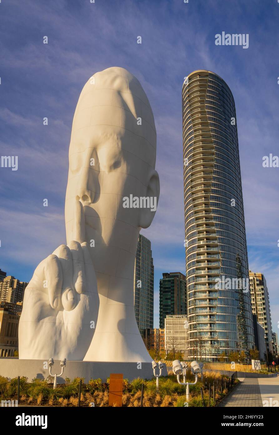 Jersey City, NJ - USA - 14. Nov. 2021: Vertikale Ansicht der neuen Water's Soul, einer Skulptur entlang des Hudson River Waterfront Gehwegs in der Newport sec Stockfoto