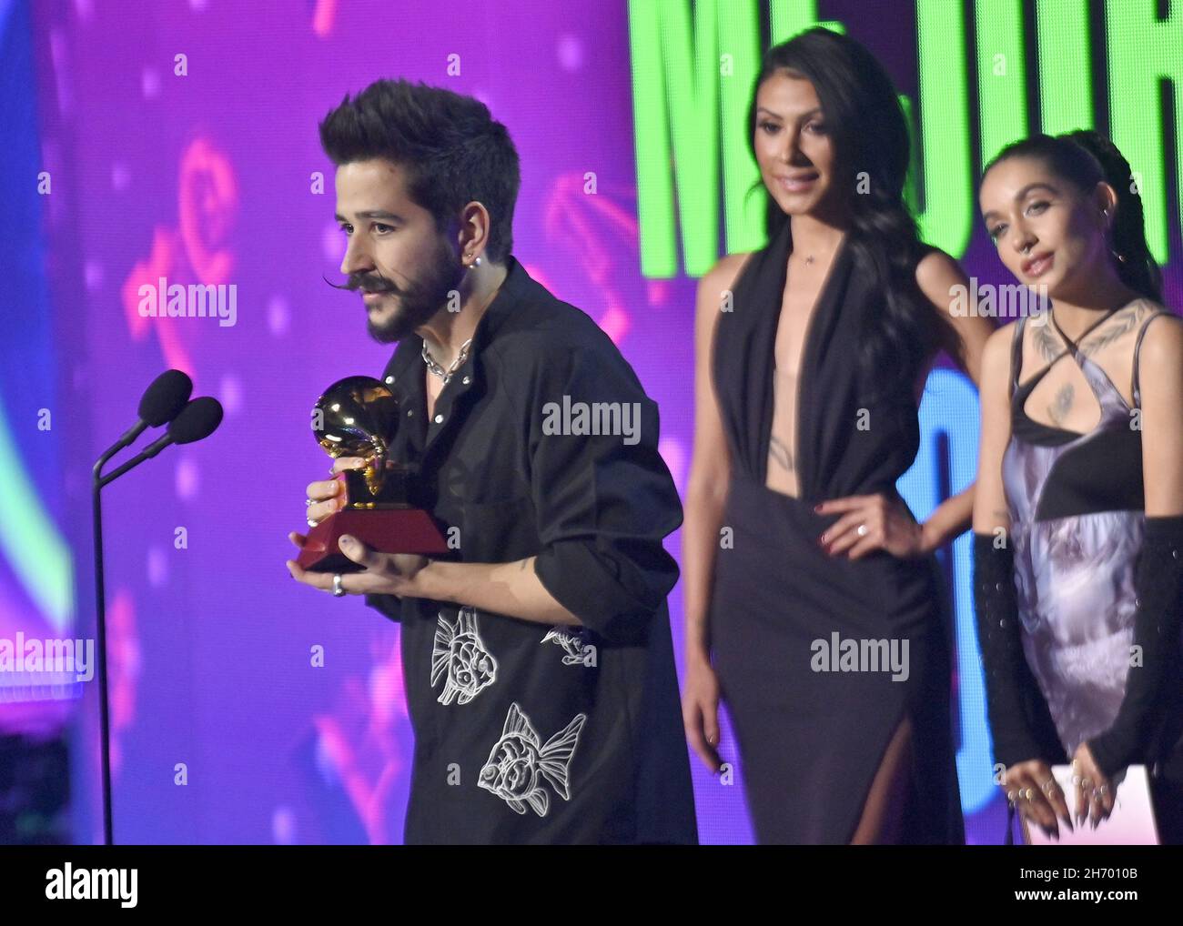 Nevada, Usa. 18th. November 2021. Camillo nimmt den Best Pop Vocal Album Award auf der Bühne während der Latin Grammy Awards 22nd in der MGM Garden Arena in Las Vegas, Nevada am 18. November 2021 entgegen. Foto von Jim Ruymen/UPI Credit: UPI/Alamy Live News Stockfoto