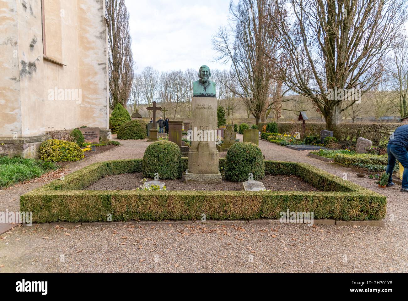 HOEXTER, DEUTSCHLAND - 04. Apr 2021: Das Grab von August Heinrich Hoffmann von Fallersleben in Hoexter umgeben von Pflanzen in Deutschland Stockfoto