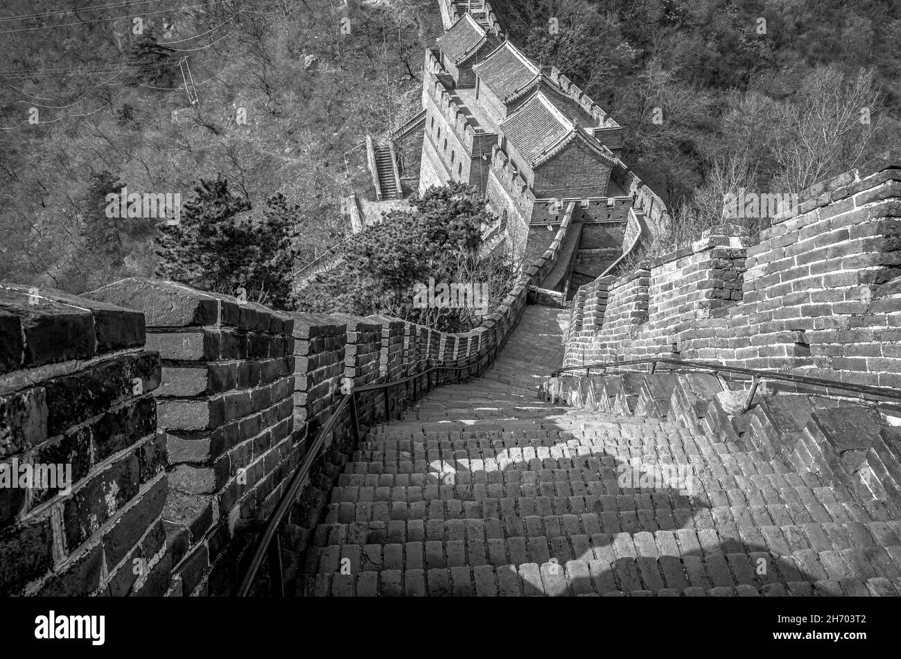Die Treppe der Chinesischen Mauer hinunter, Peking. Schwarz und Weiß. Stockfoto