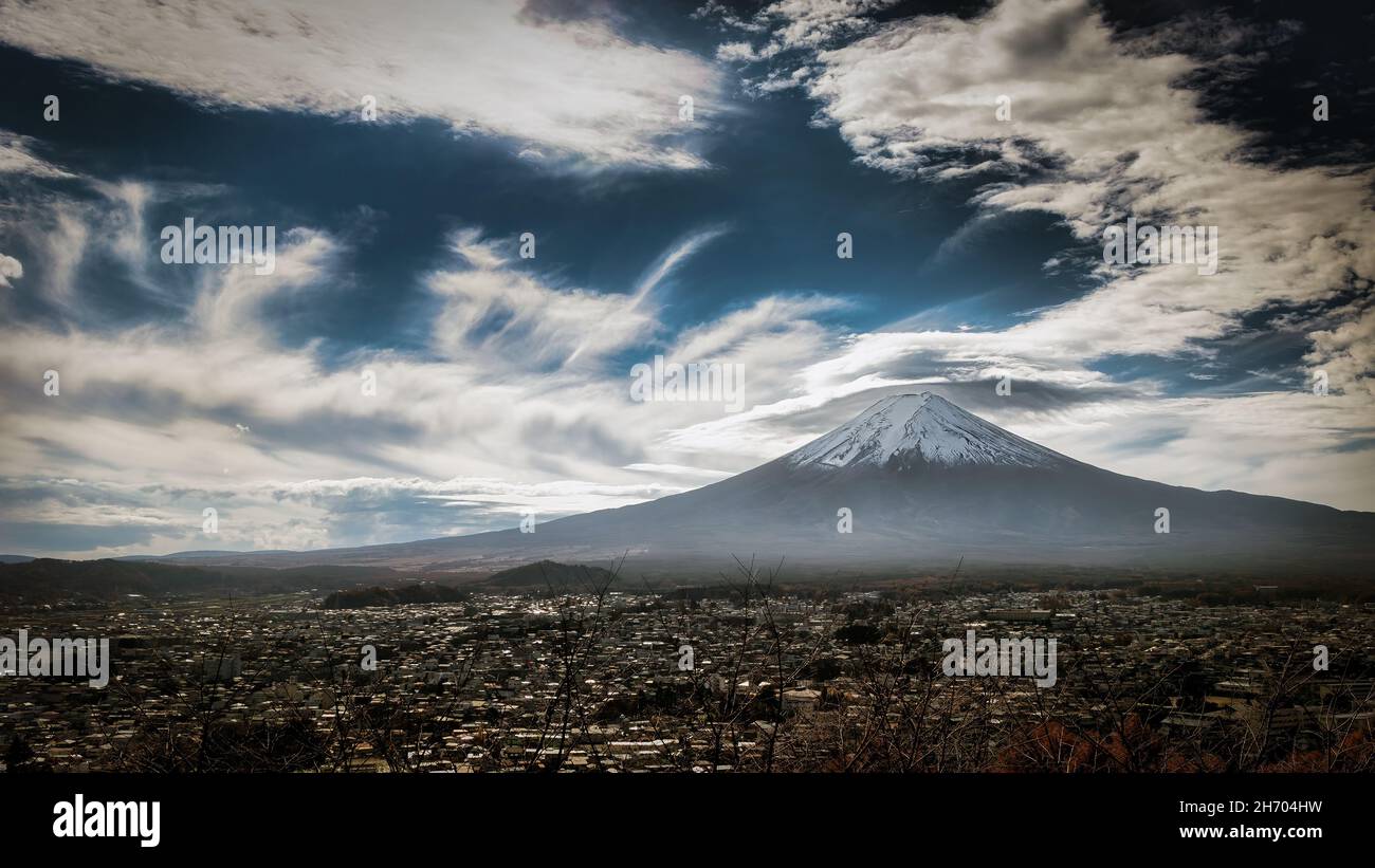Der Berg Fuji und die Stadt Fujiyoshida, Japan, von einem nahe gelegenen Hügel aus gesehen. Stockfoto