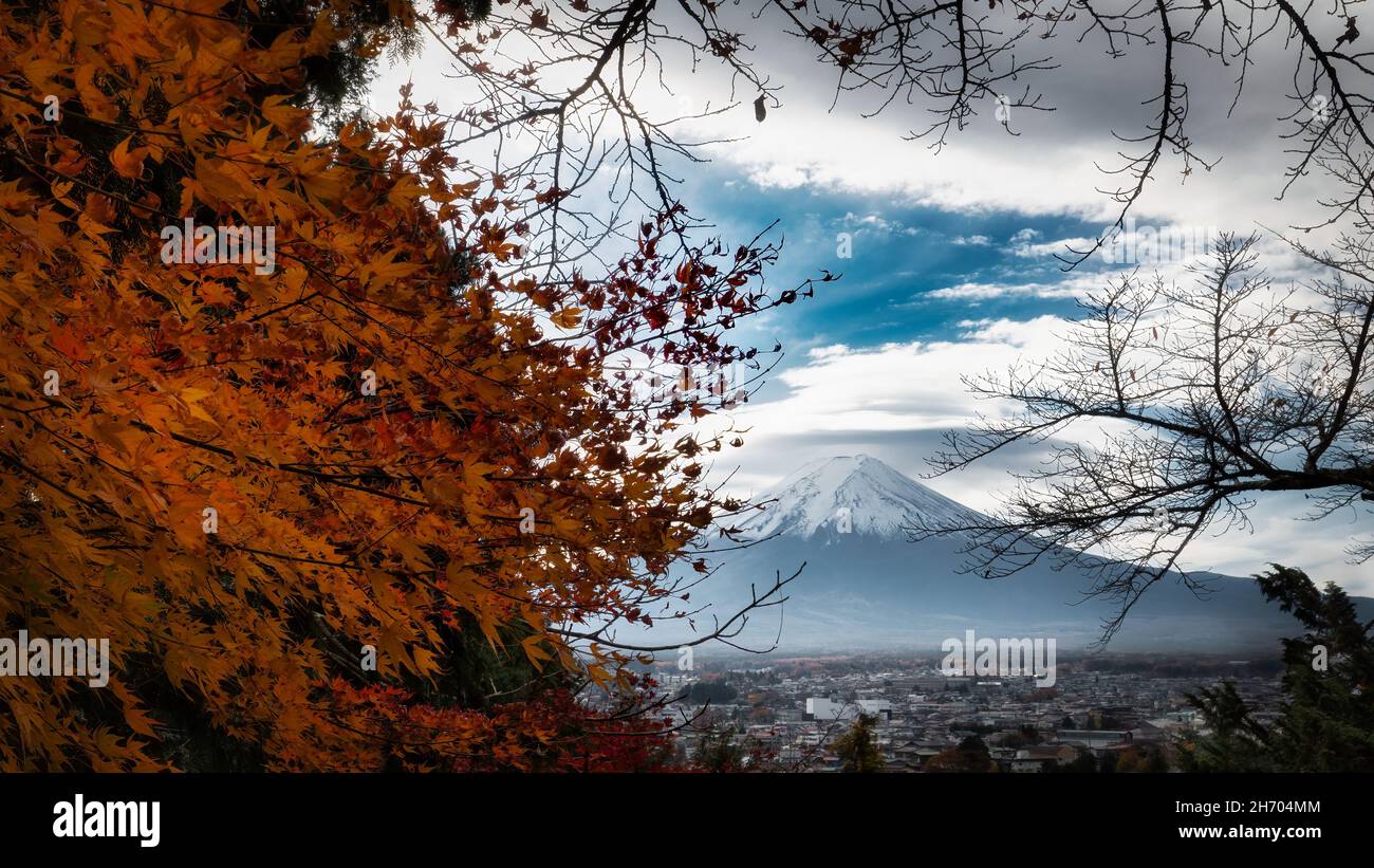 Berg Fuji und die Stadt Fujuyoshida, Japan mit den Farben des Herbstes. Stockfoto
