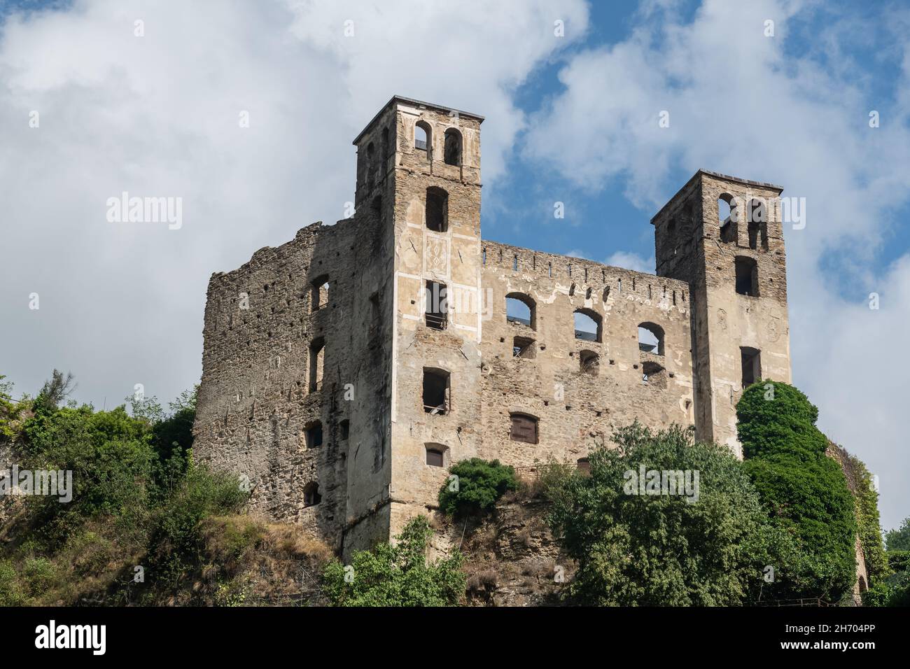 Castello dei Doria mit Blick auf das idyllische Dorf Dolceaqua, ligurien, italien Stockfoto